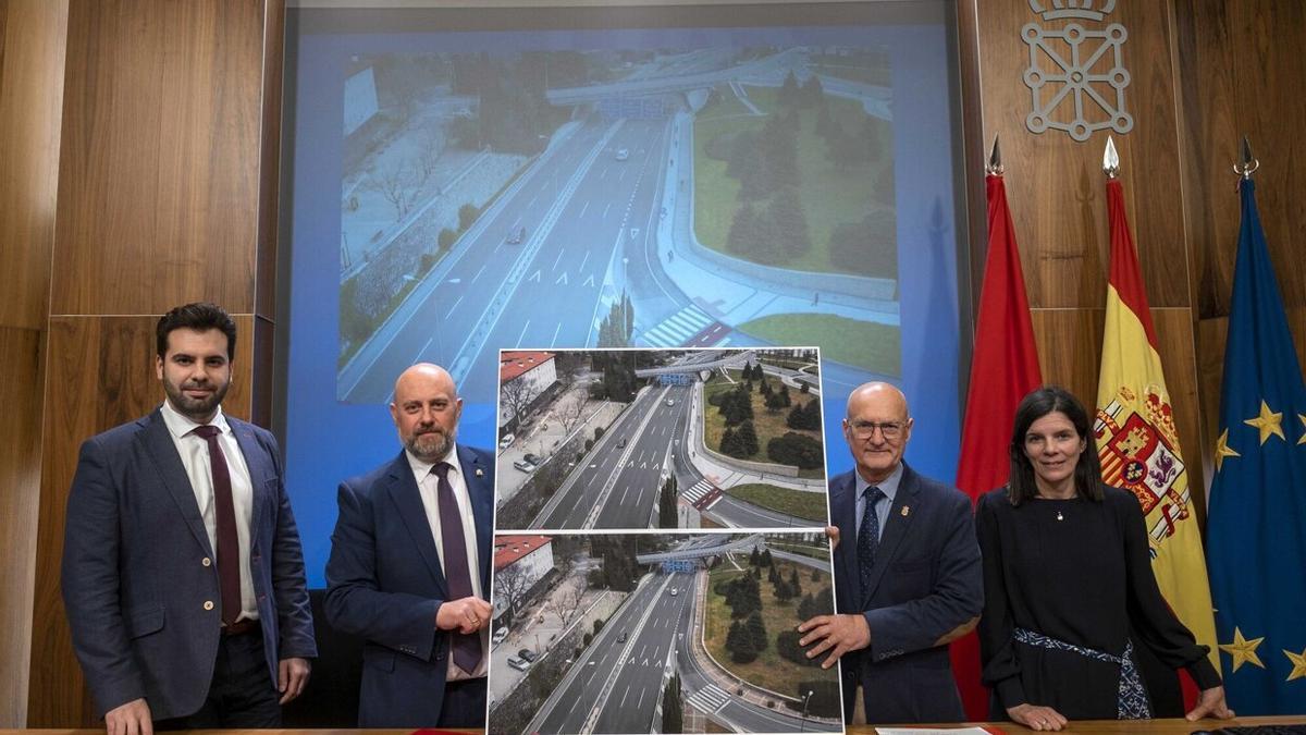 El alcalde de Zizur, Jon Gondán, el delegado del Gobierno en Navarra, José Luis Arasti, el consejero de Cohesión Territorial del Gobierno de Navarra, Bernardo Ciriza, y la directora general de Transportes y Movilidad Sostenible, Berta Miran