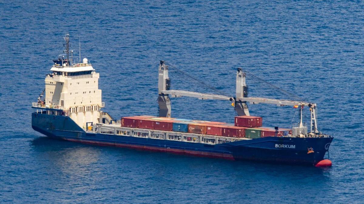 El carguero Borkum fondeado este jueves en Cabo Tiñoso, Cartagena, a la espera de poder entrar en el puerto de Escombreras.