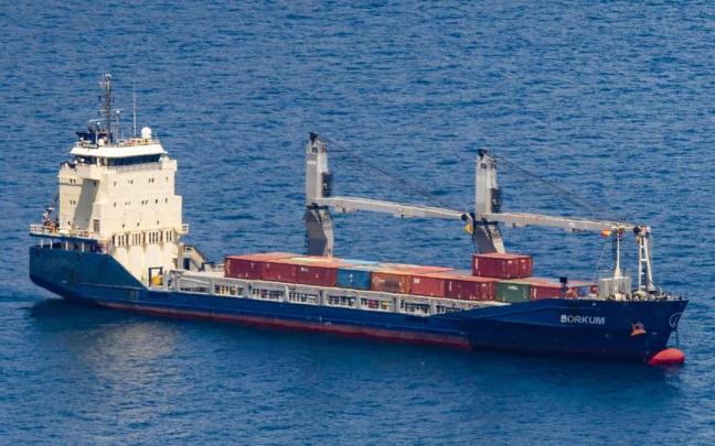 El carguero Borkum fondeado este jueves en Cabo Tiñoso, Cartagena, a la espera de poder entrar en el puerto de Escombreras. / EFE El carguero Borkum fondeado este jueves en Cabo Tiñoso, Cartagena, a la espera de poder entrar en el puerto de Escombreras.