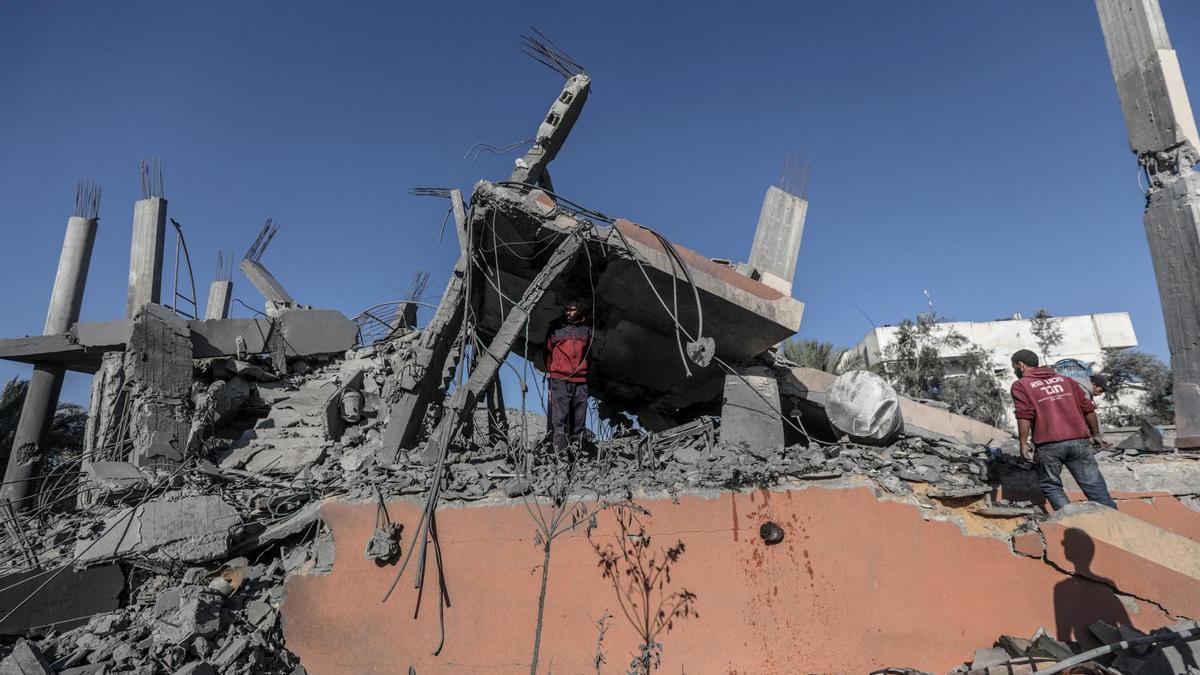 Un edificio derrumbado por un ataque aéreo israelí en el centro de la Franja de Gaza.