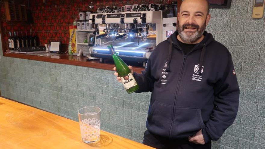 Joseba Iturbe, en la barra del bar Galilea.