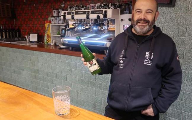 Joseba Iturbe, en la barra del bar Galilea.