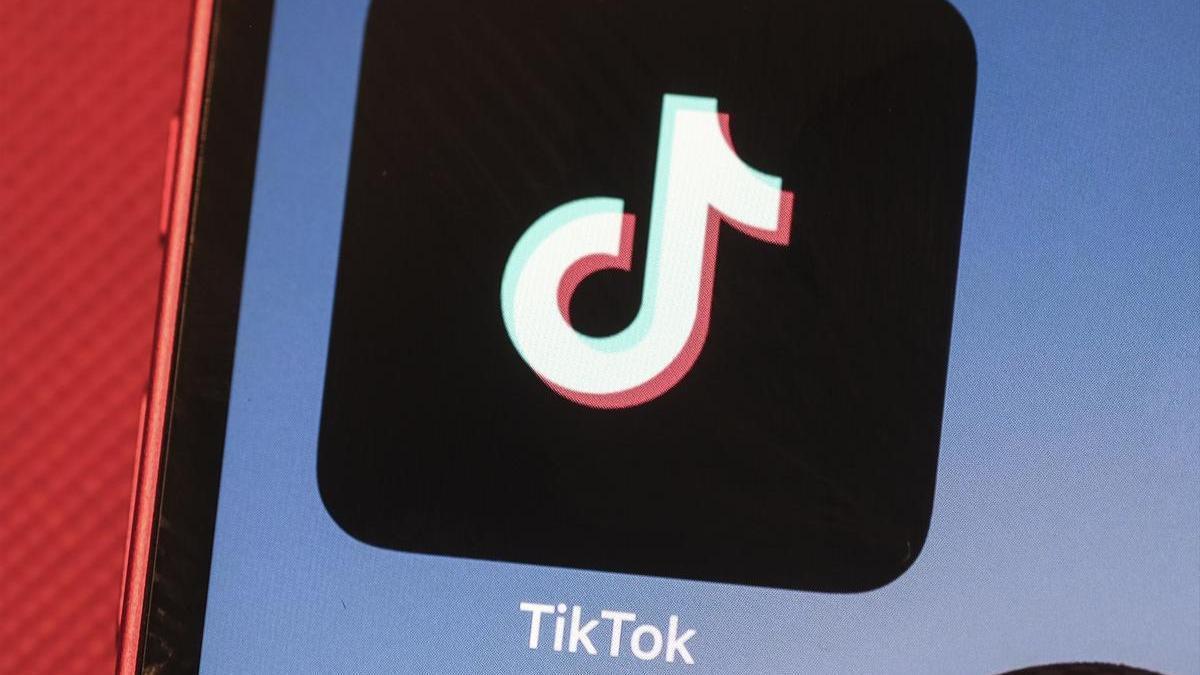 El icono de la aplicación TikTok en un teléfono móvil.