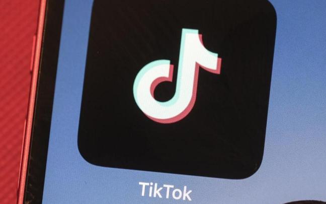 El icono de la aplicación TikTok en un teléfono móvil.