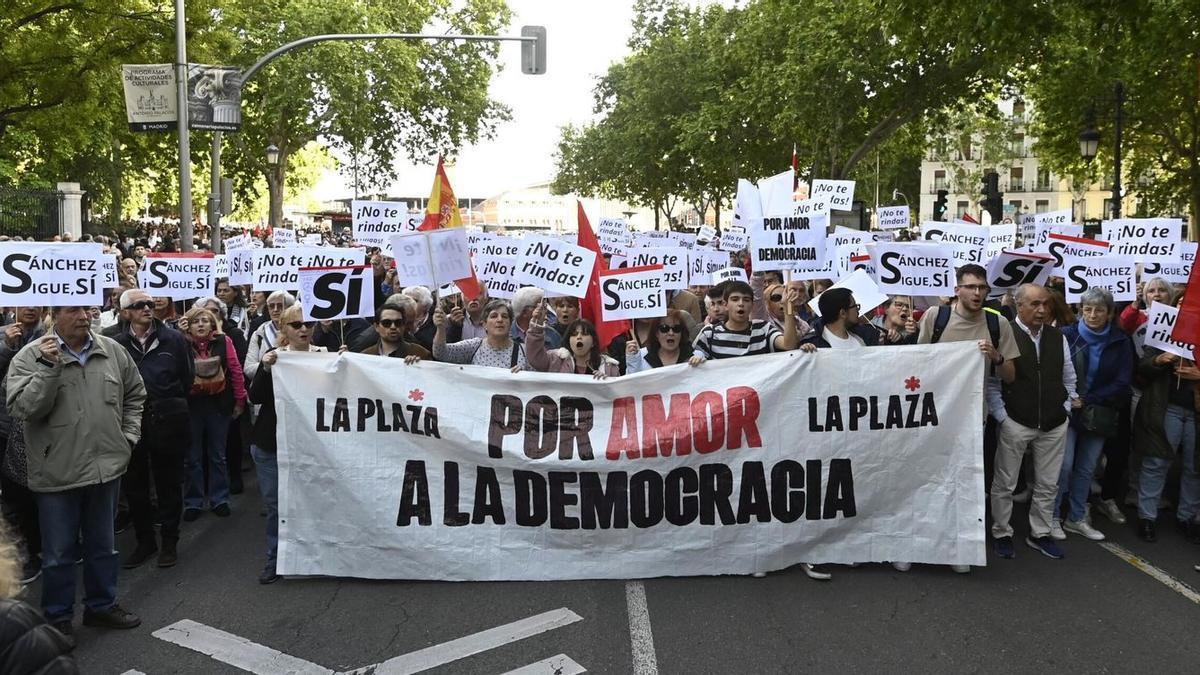 La manifestación 'Por amor a la democracia' ha comenzado en Atocha a las 19.00h.
