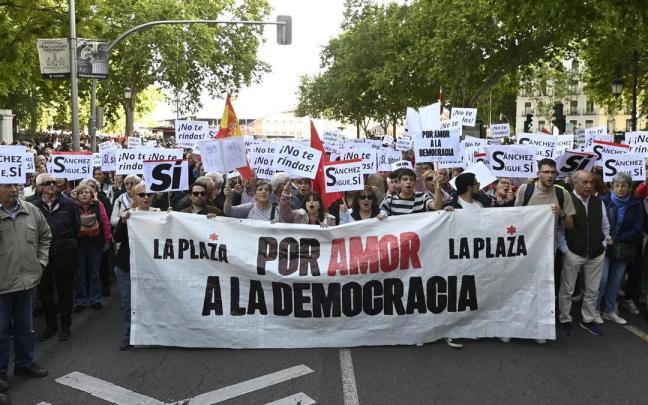 La manifestación 'Por amor a la democracia' ha comenzado en Atocha a las 19.00h.