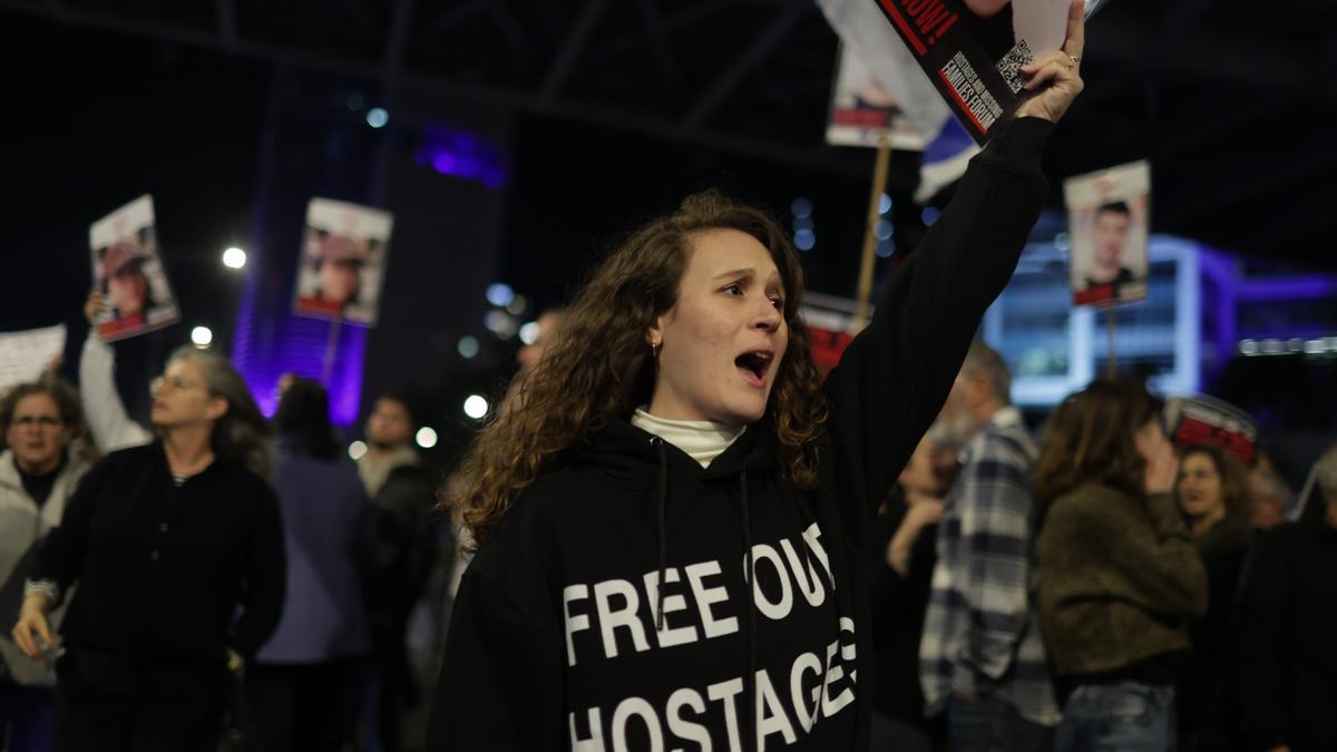 Manifestación en Tel Aviv tras el asesinato de tres rehenes de Hamás por parte del Ejército israelí.