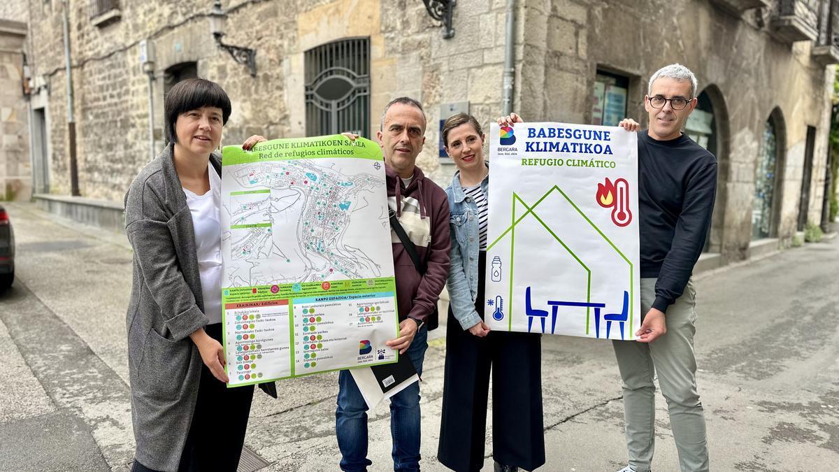 Representantes municipales y de agentes implicados con el mapa de refugios climáticos.