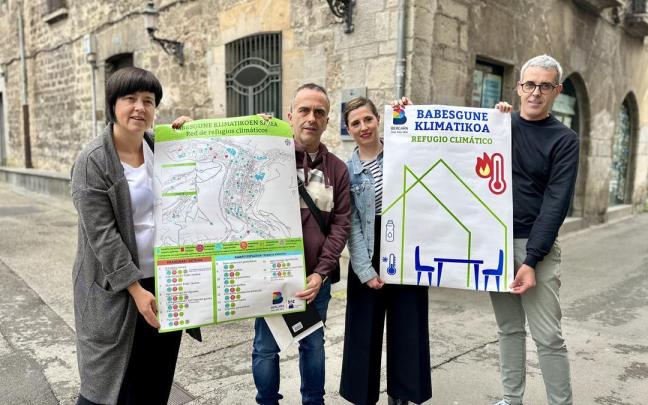 Representantes municipales y de agentes implicados con el mapa de refugios climáticos.