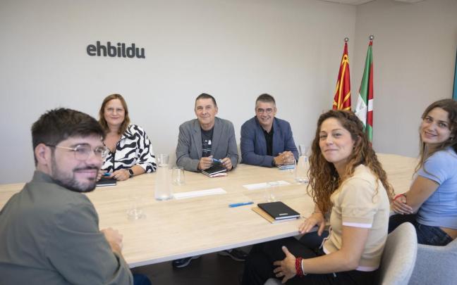 EH Bildu, representada por Arnaldo Otegi, Sonia Jacinto y Gorka Elejabarrieta, con la delegación de Sumar