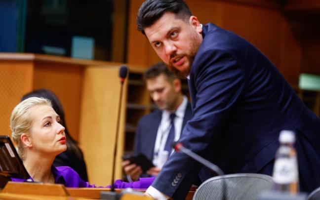 Leonid Volkov junto a la viuda de Navalni en Bruselas. / EFE Leonid Volkov junto a la viuda de Navalni en Bruselas.