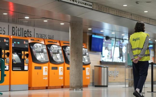 Una persona en la Estación de Passeig de Gràcia.