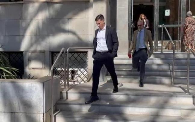 El futbolista Santi Mina a su salida de la Audiencia de Almería en una foto de archivo. El futbolista Santi Mina a su salida de la Audiencia de Almería en una foto de archivo.