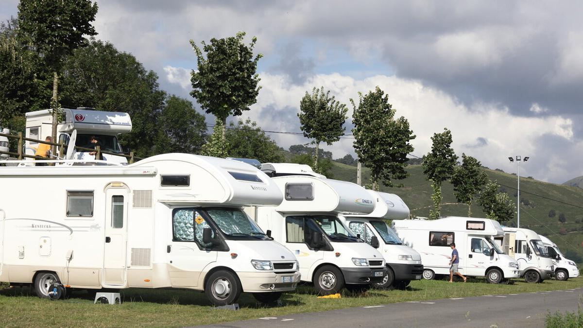 Autocaravanas aparcadas en un parking