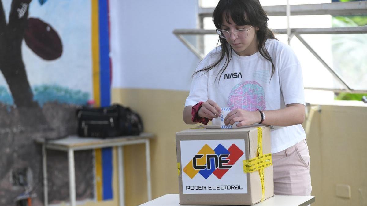 Una venezolana votando en las elecciones del pasado julio.