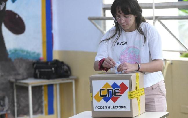 Una venezolana votando en las elecciones del pasado julio.