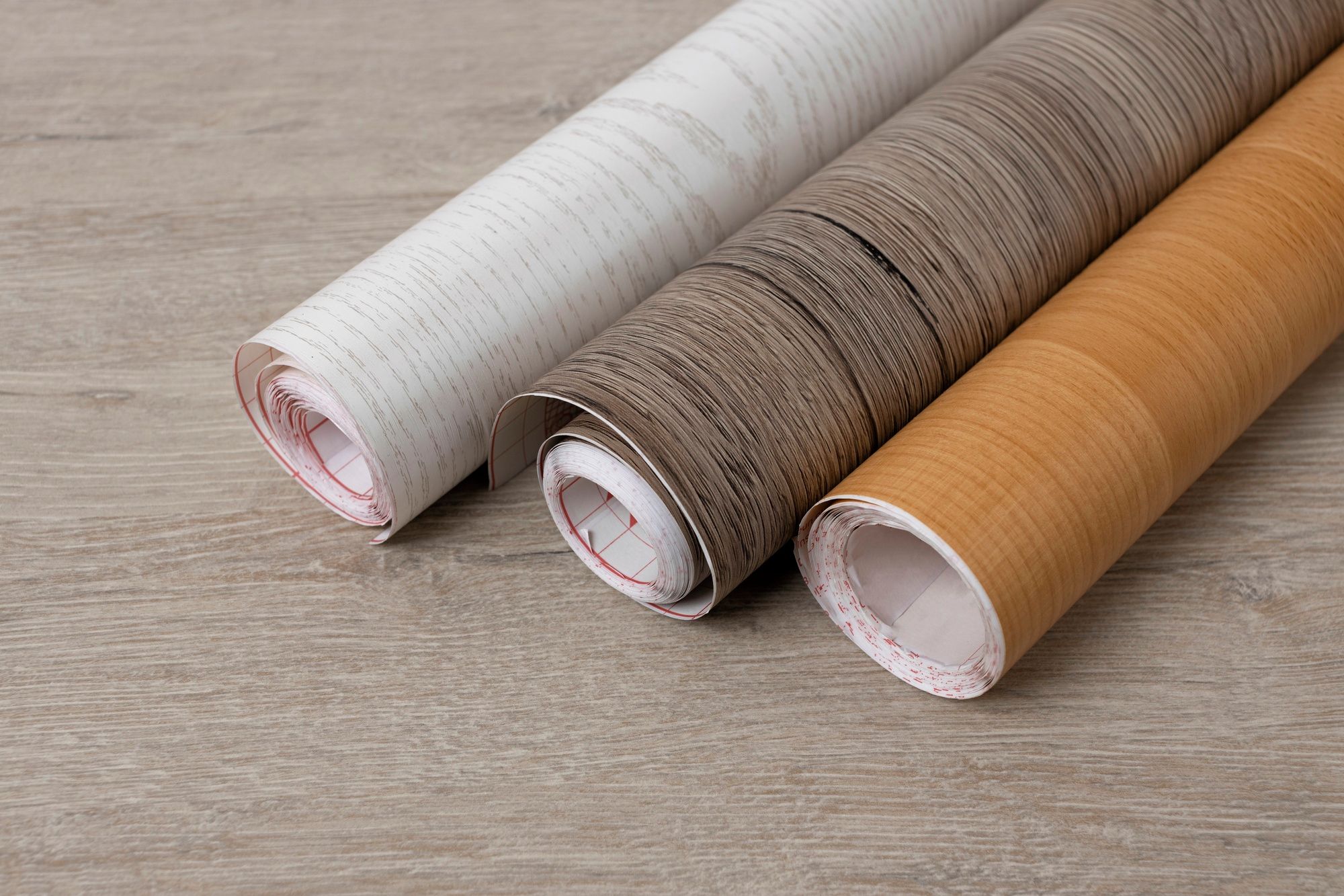 Rollos de vinilo de distintos diseños para suelos.