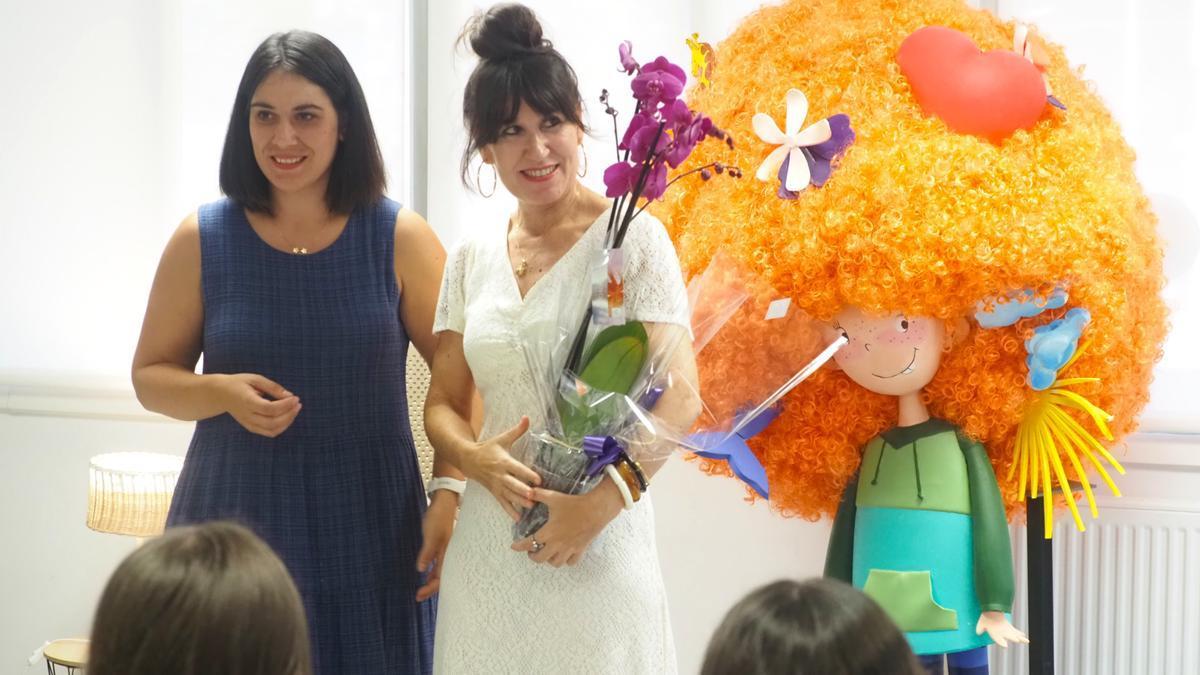 Jasone Osoro recibio el premio de manos de la alcaldesa, Maialen Gurrutxaga, bajo la mirada de una de sus últimas creaciones, el personaje Bruna.