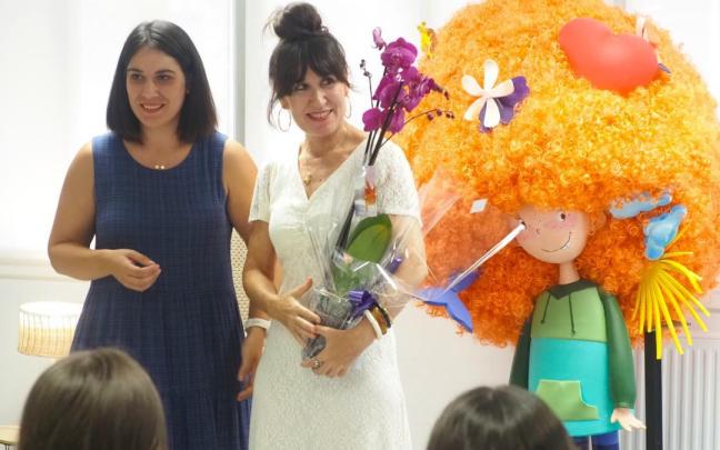 Jasone Osoro recibio el premio de manos de la alcaldesa, Maialen Gurrutxaga, bajo la mirada de una de sus últimas creaciones, el personaje Bruna.