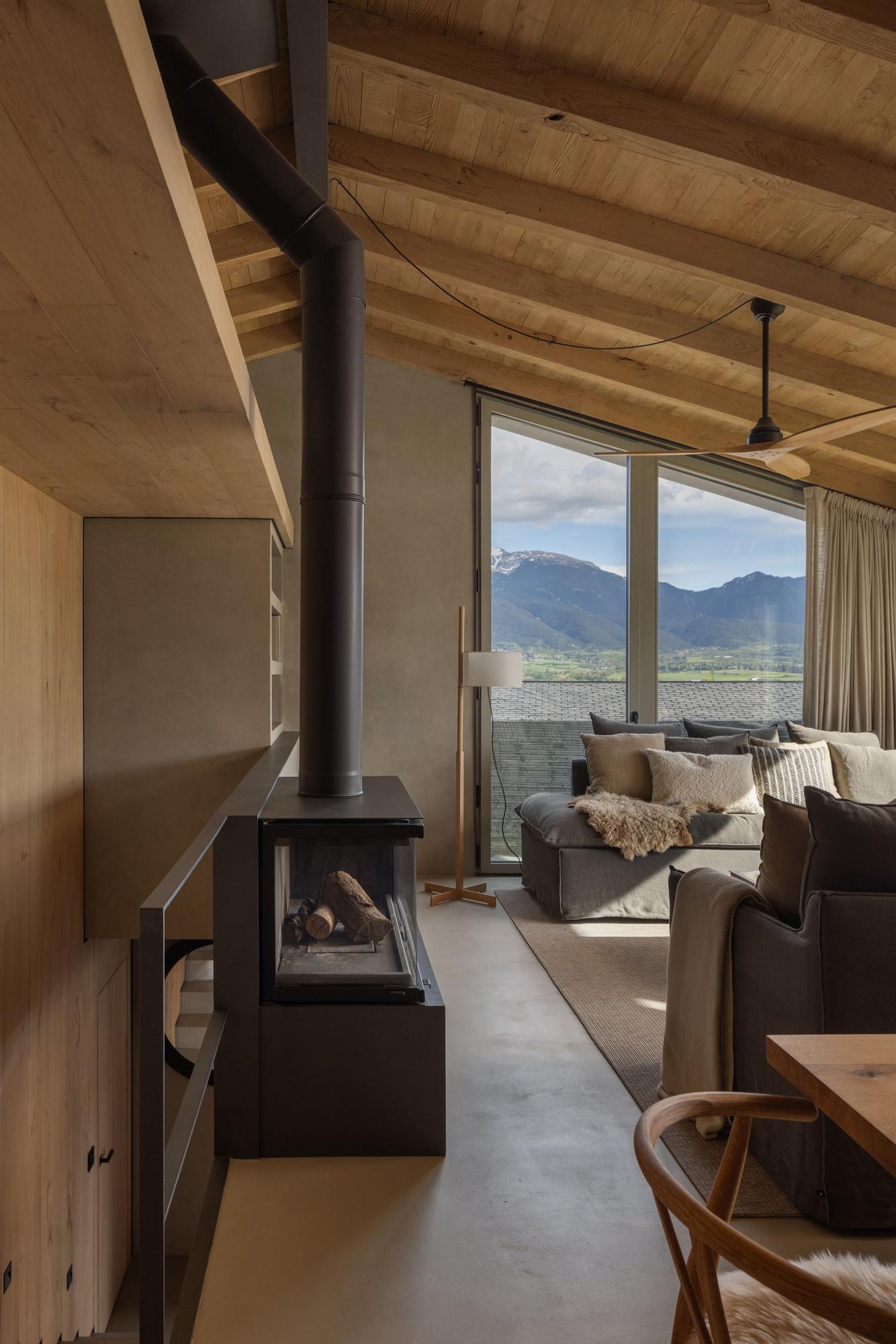 El salón, con una chimenea en el centro.