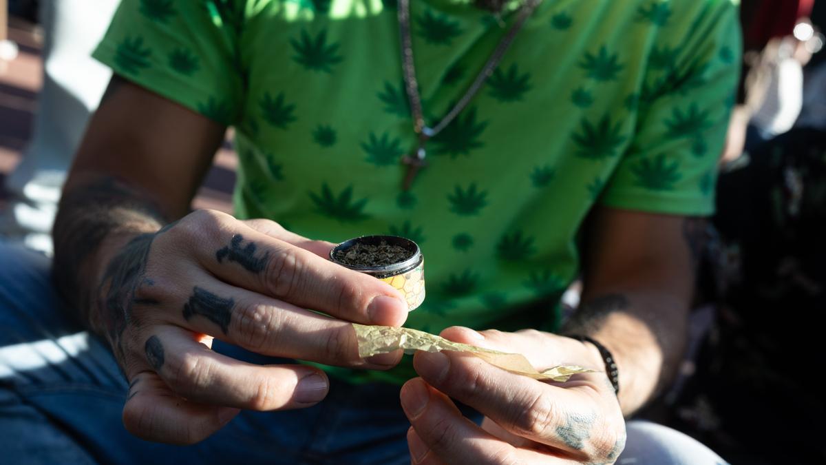 Un hombre en Brasil consumiendo drogas.