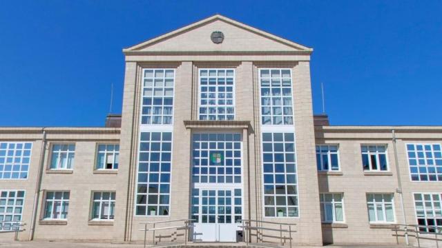 Fachada principal de la academia de Arkaute