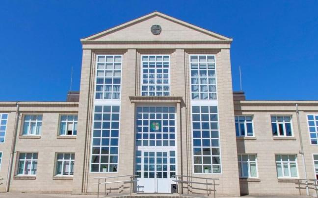 Fachada principal de la academia de Arkaute