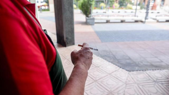 Una persona fuma en la calle. / EP Una persona fuma en la calle.