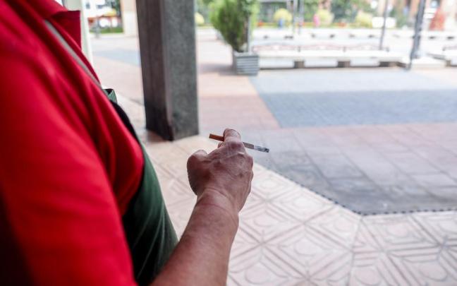 Una persona fuma en la calle. / EP Una persona fuma en la calle.