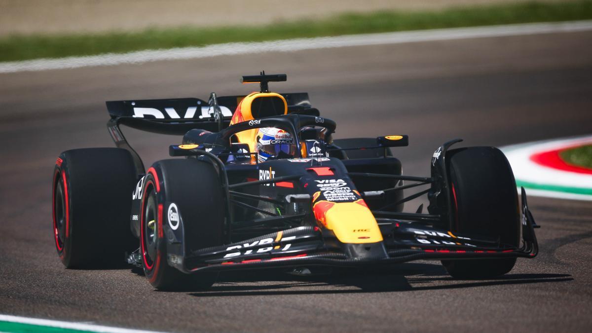 Verstappen conduce su monoplaza en Imola.