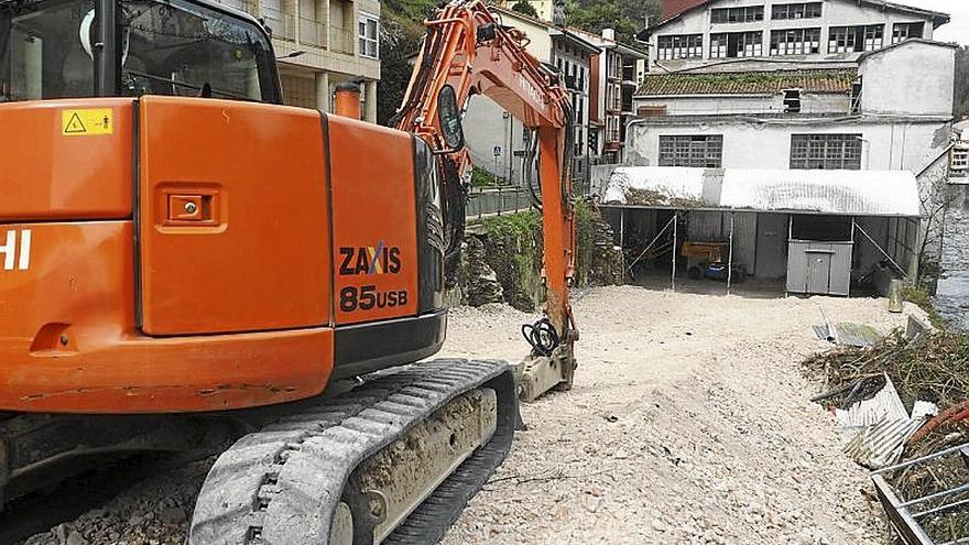 Las máquinas ya trabajan en el derribo de Pascual Churruca.