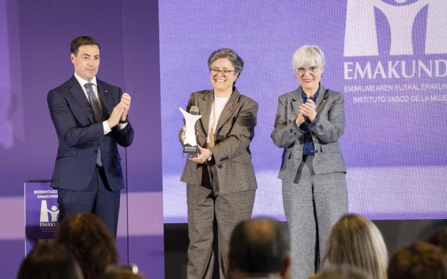 Mentxu Ramilo recogió el Premio Emakunde 2025 de manos del lehendakari Imanol Pradales.