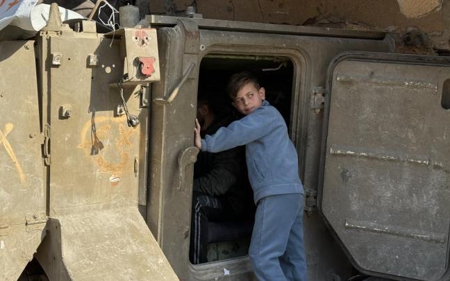 El tanque israelí abandonado en Gaza.