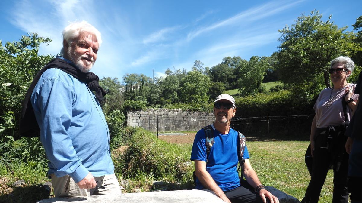 Alex Turrillas, junto a la mesa del juez del frontón de Sasiola, cuyos restos se observan al fondo, dirigirá las visitas.