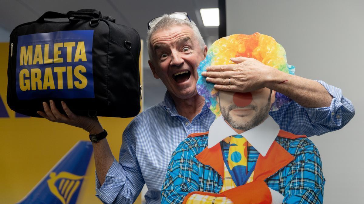 El consejero delegado de Ryanair, Michael O'Leary, presenta la nueva campaña de la aerolínea bajo el lema "reserva precios locos antes de que el payaso suba precios"