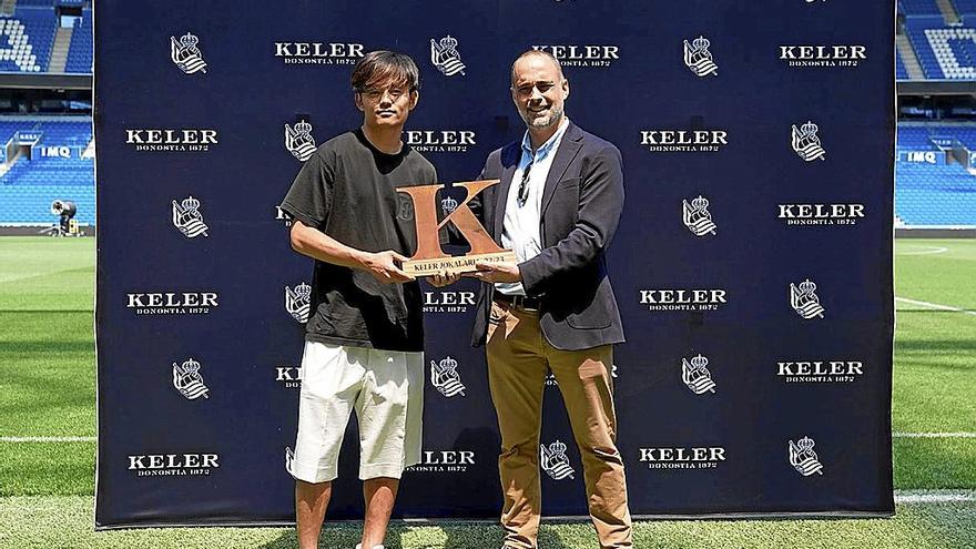 Kubo recibiendo el reconocimiento de Keler, que es patrocinador oficial de la Real Sociedad. | FOTO: N.G.