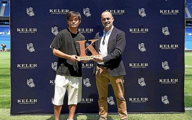 Kubo recibiendo el reconocimiento de Keler, que es patrocinador oficial de la Real Sociedad. | FOTO: N.G.