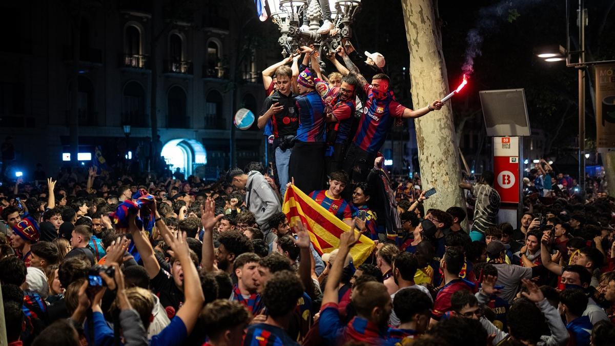 Aficionados del FC Barcelona celebran el triplete.
