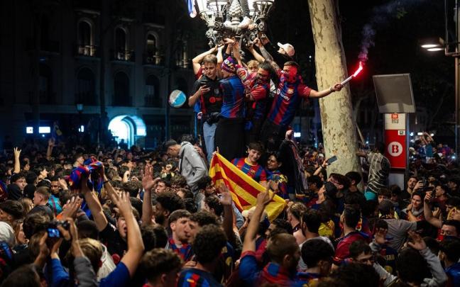 Aficionados del FC Barcelona celebran el triplete. / EP Aficionados del FC Barcelona celebran el triplete.