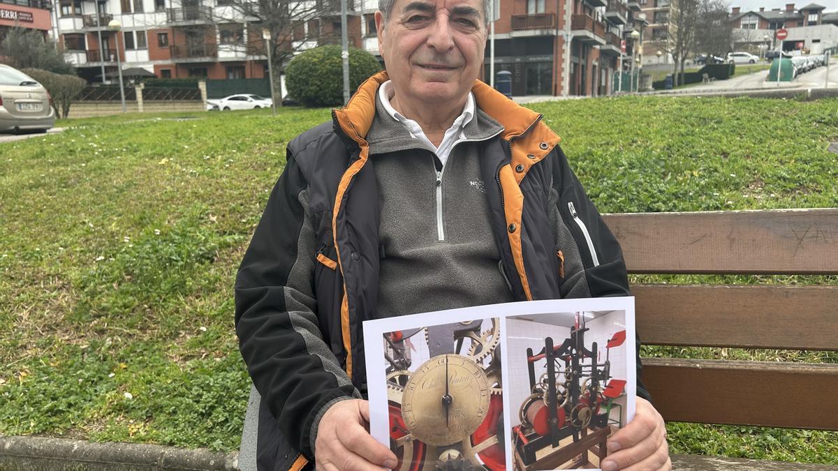 Juan Antonio Izagirre muestra el reloj que está limpiando desde hace dos años; un Penton londinense del año 1772 que estaba en una esquina de la iglesia de Ermua.