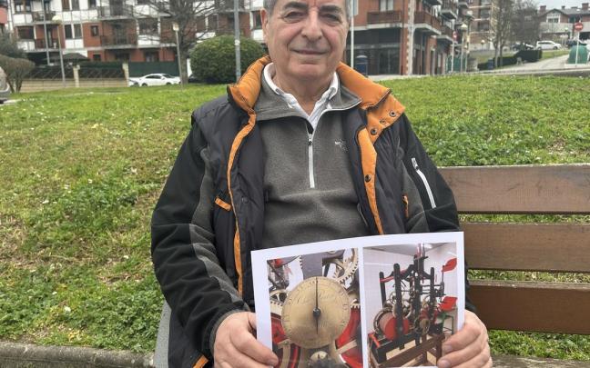 Juan Antonio Izagirre muestra el reloj que está limpiando desde hace dos años; un Penton londinense del año 1772 que estaba en una esquina de la iglesia de Ermua.