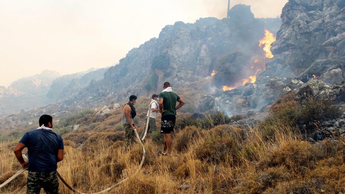 Un equipo de voluntarios trata de extinguir el fuego en Kiotari, en la isla griega de Rodas.