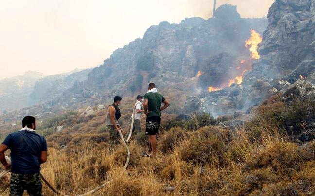 Un equipo de voluntarios trata de extinguir el fuego en Kiotari, en la isla griega de Rodas.