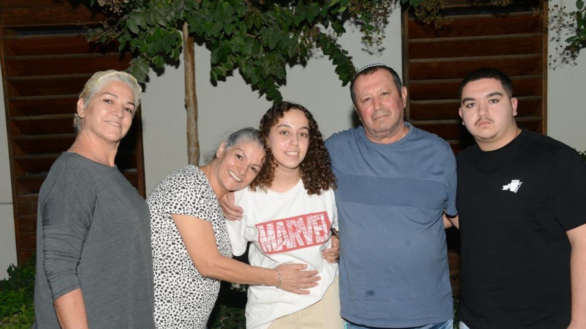 La soldado israelí Ori Megidish con su familia.