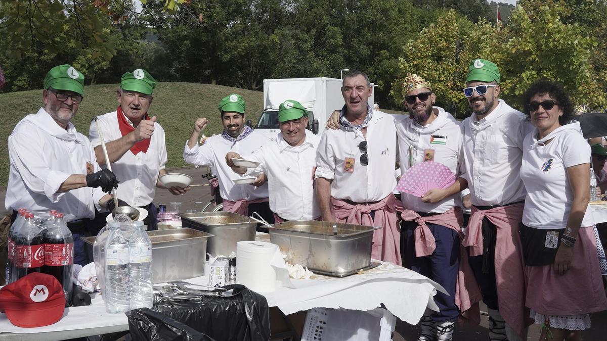 Integrantes de Urbiko Lagunak ayudando a servir los platos del agasajo gastronómico