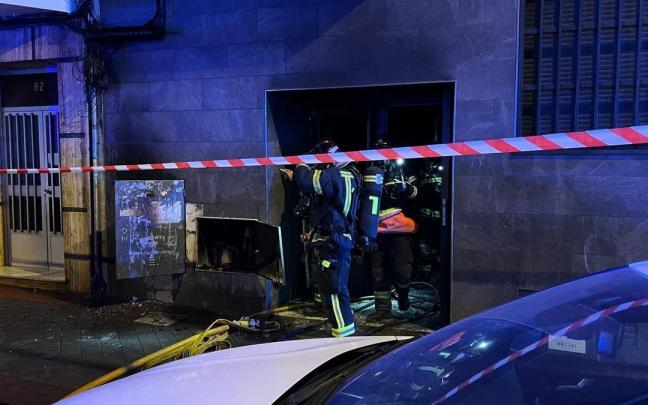 Bomberos rescatan a 19 personas atrapadas en un edificio de Madrid por un incendio en el cuarto de contadores