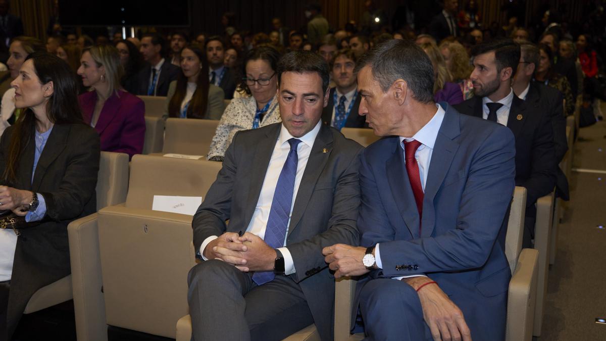 El presidente del Gobierno, Pedro Sánchez, y y el Lehendakari, Imanol Pradales, durante la inauguración de la IX Cumbre Global de la Alianza de Gobierno Abierto (OGP) 2025, en el Palacio de Congresos Europa, a 7 de octubre de 2025, en Gasteiz