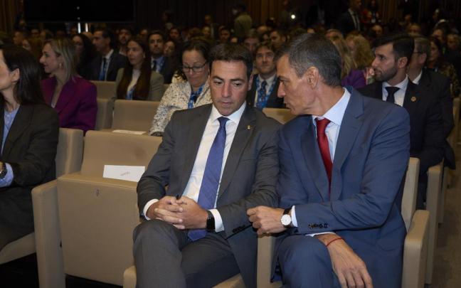 El presidente del Gobierno, Pedro Sánchez, y y el Lehendakari, Imanol Pradales, durante la inauguración de la IX Cumbre Global de la Alianza de Gobierno Abierto (OGP) 2025, en el Palacio de Congresos Europa, a 7 de octubre de 2025, en Gasteiz