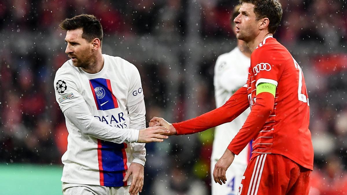 Lionel Messi y Thomas Mueller se saludan en un momento del partido