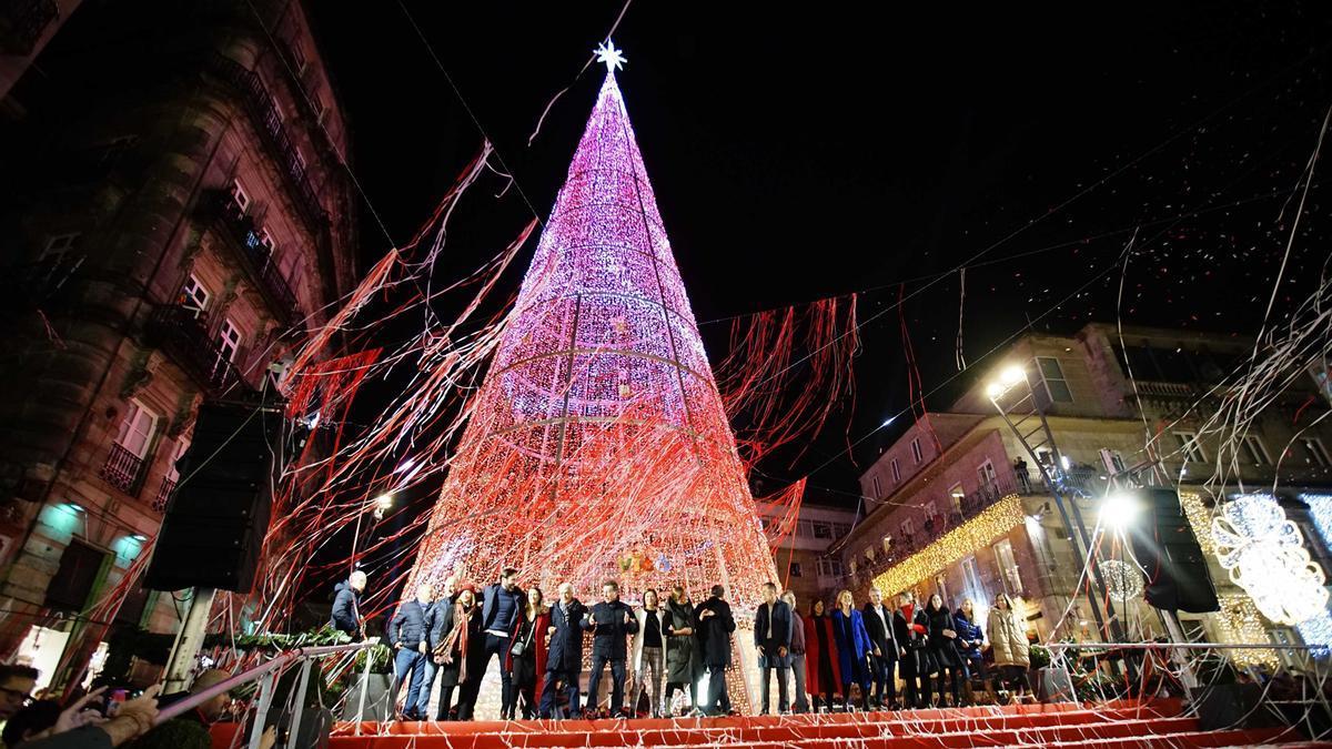 El equipo de Gobierno de Vigo junto al árbol de Navidad durante el encendido de las luces de Navidad 2022.